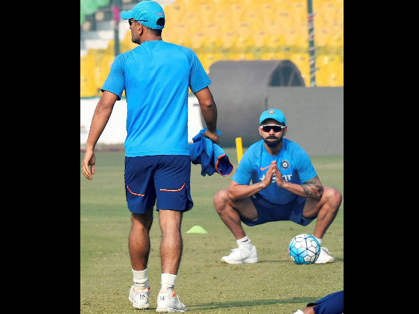 Virat Kohli is learning captaincy tricks from 'vastly experienced' MS Dhoni Virat Kohli is learning captaincy tricks from 'vastly experienced' MS Dhoni