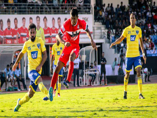 Mumbai FC (yellow jersey) and DSk Shivajians players fight for the ball (Image courtesy: I-League Twitter handle) Mumbai FC (yellow jersey) and DSk Shivajians players fight for the ball (Image courtesy: I-League Twitter handle)