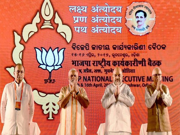 Modi shares dais with Advani at meeting