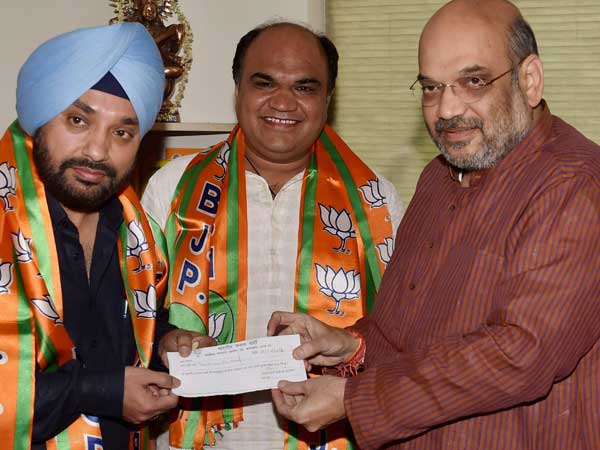 BJP President Amit Shah presents the party membership slip to former DPCC President Arvinder Singh Lovely as he joins BJP. BJP President Amit Shah presents the party membership slip to former DPCC President Arvinder Singh Lovely as he joins BJP.
