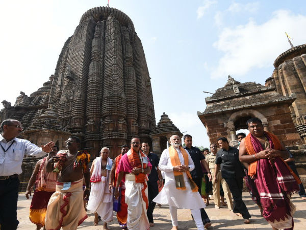 PM Narendra Modi visits Lingaraj temple in Odisha PM Narendra Modi visits Lingaraj temple in Odisha