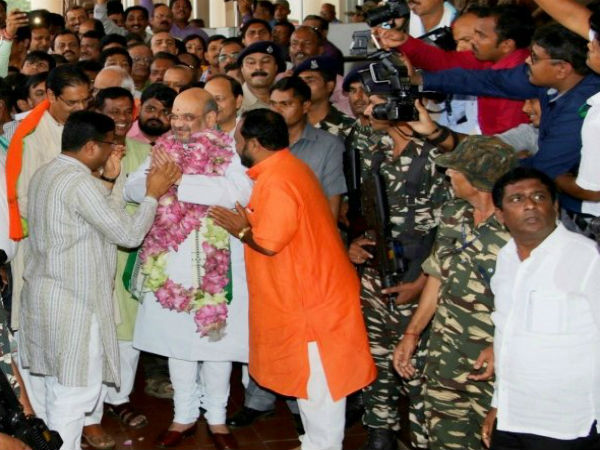 Shah gets two lotus garlands Shah gets two lotus garlands