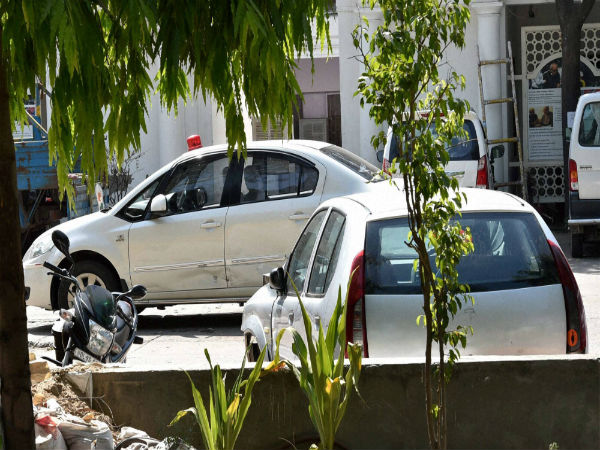Uttar Pradesh government not to entertain 'lal batti' vehicles. Uttar Pradesh government not to entertain 'lal batti' vehicles.
