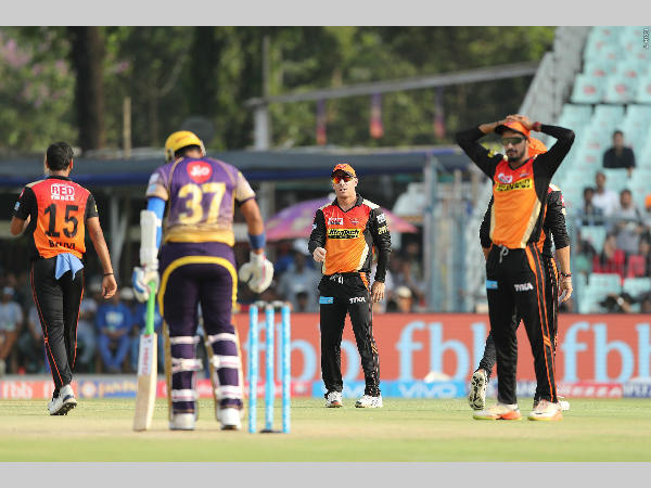 SRH fielders can't believe that Robin was given not out. Photo courtesy: BCCI SRH fielders can't believe that Robin was given not out. Photo courtesy: BCCI