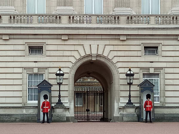 Guards outside Buckingham Palace Guards outside Buckingham Palace