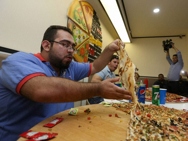 California chefs prepare 2km long pizza; sets Guinness World Records California chefs prepare 2km long pizza; sets Guinness World Records