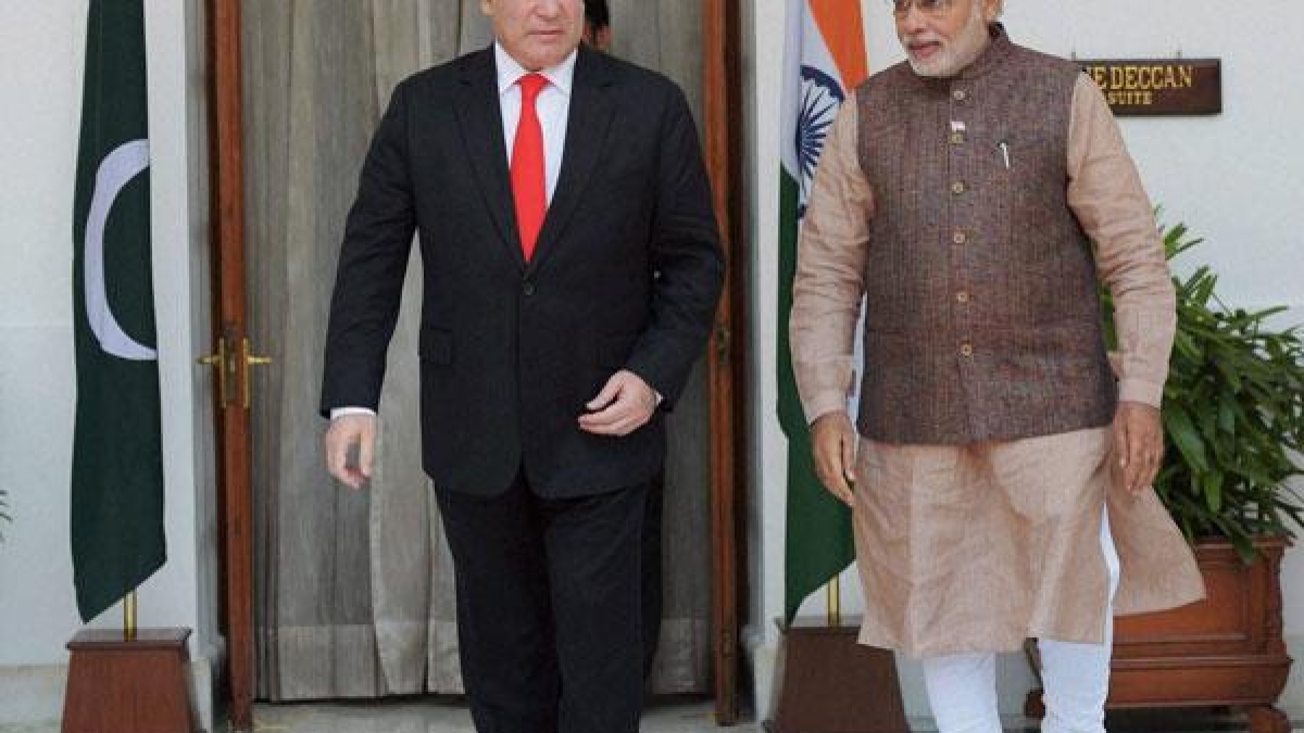 When Sharif walks for speech, Modi reads newspaper Oneindia News