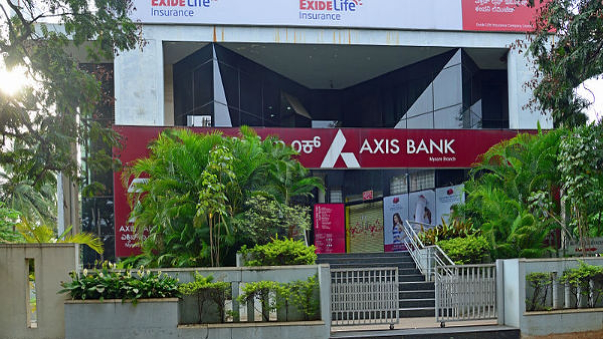 Axis Bank to launch chat bots for 'intelligent' banking Oneindia News