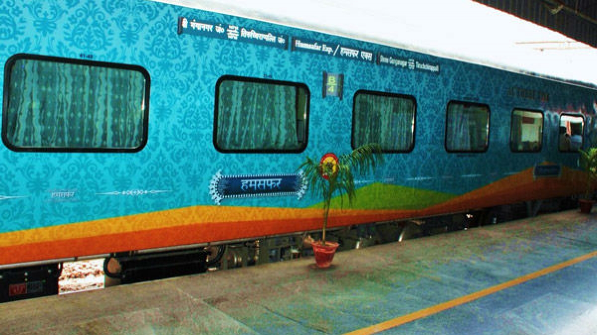 Now, Railways introduces e-toilets in train coaches - Oneindia News