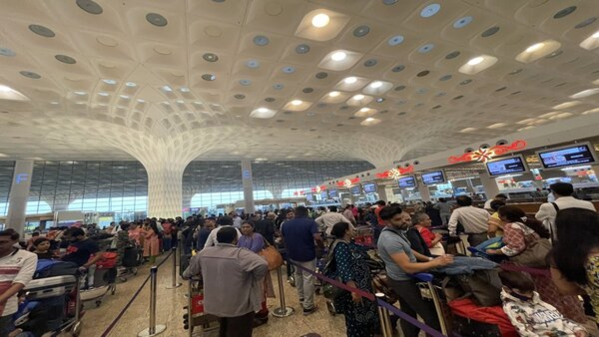 Mumbai airport services now back to normal after damaged cable caused chaos - Oneindia News