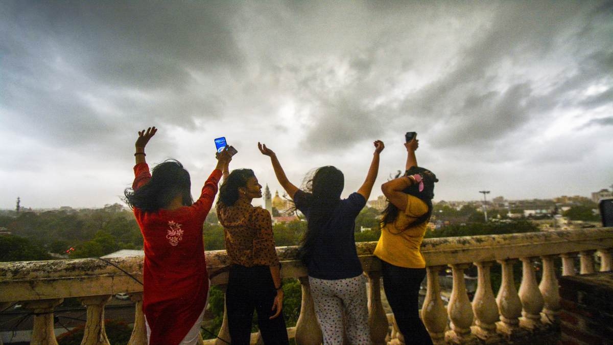 Bengaluru gets light showers; Amit Shah’s roadshow at Devanahalli cancelled
