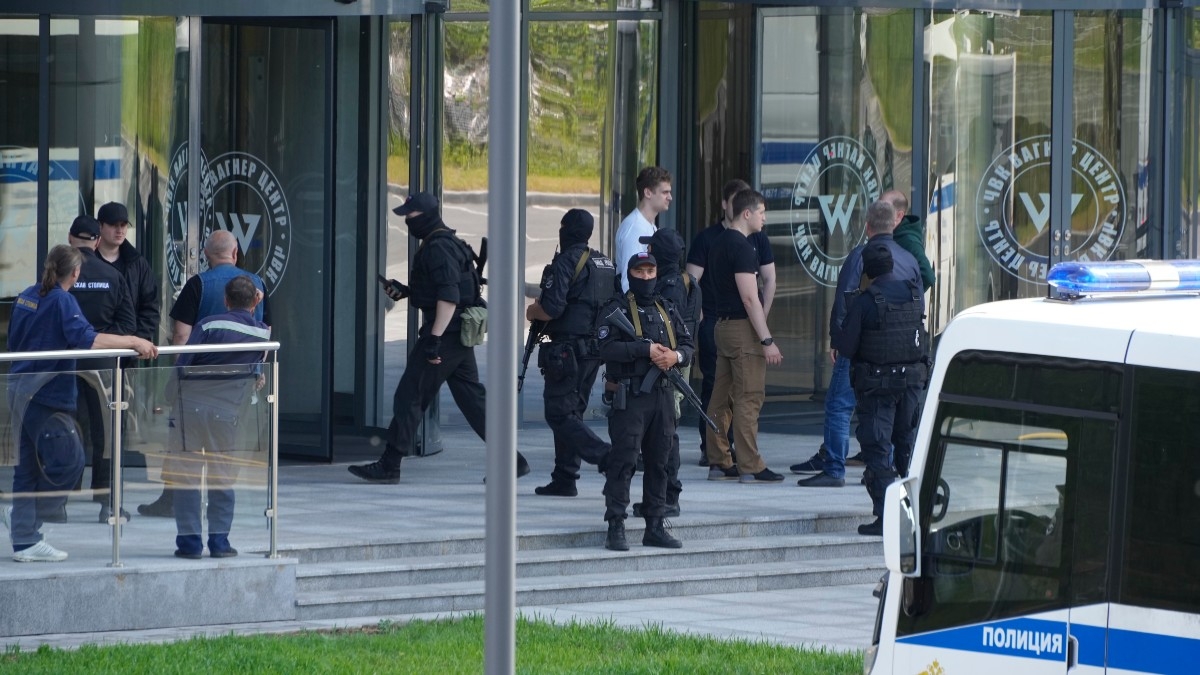 Mercenary Chief’s Forces Advance Toward Moscow as Putin Vows Harsh Punishment