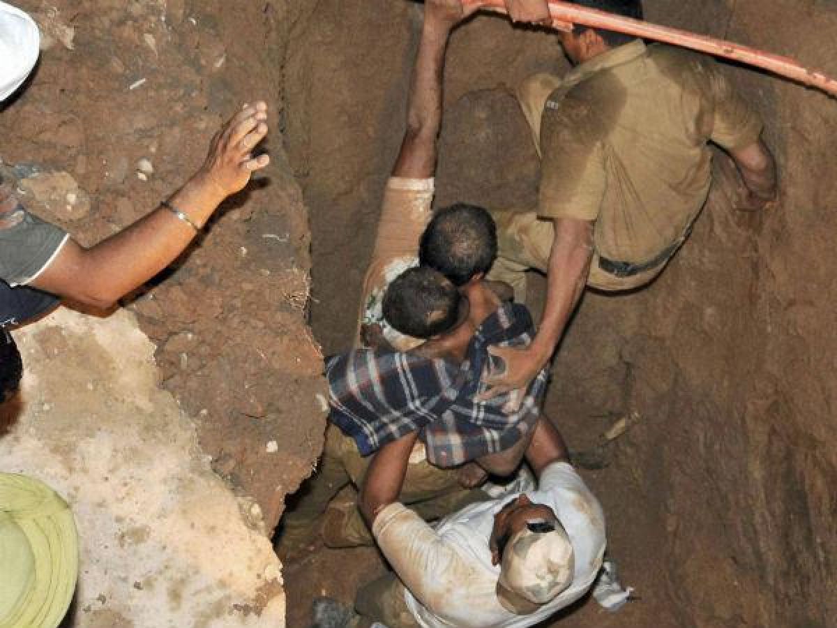 Four-year-old girl falls into borewell in Karnataka village - Oneindia News