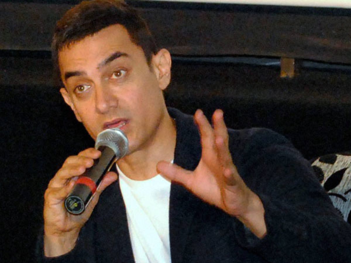 Lawyer moves court against Amir Khan over film poster - Oneindia News