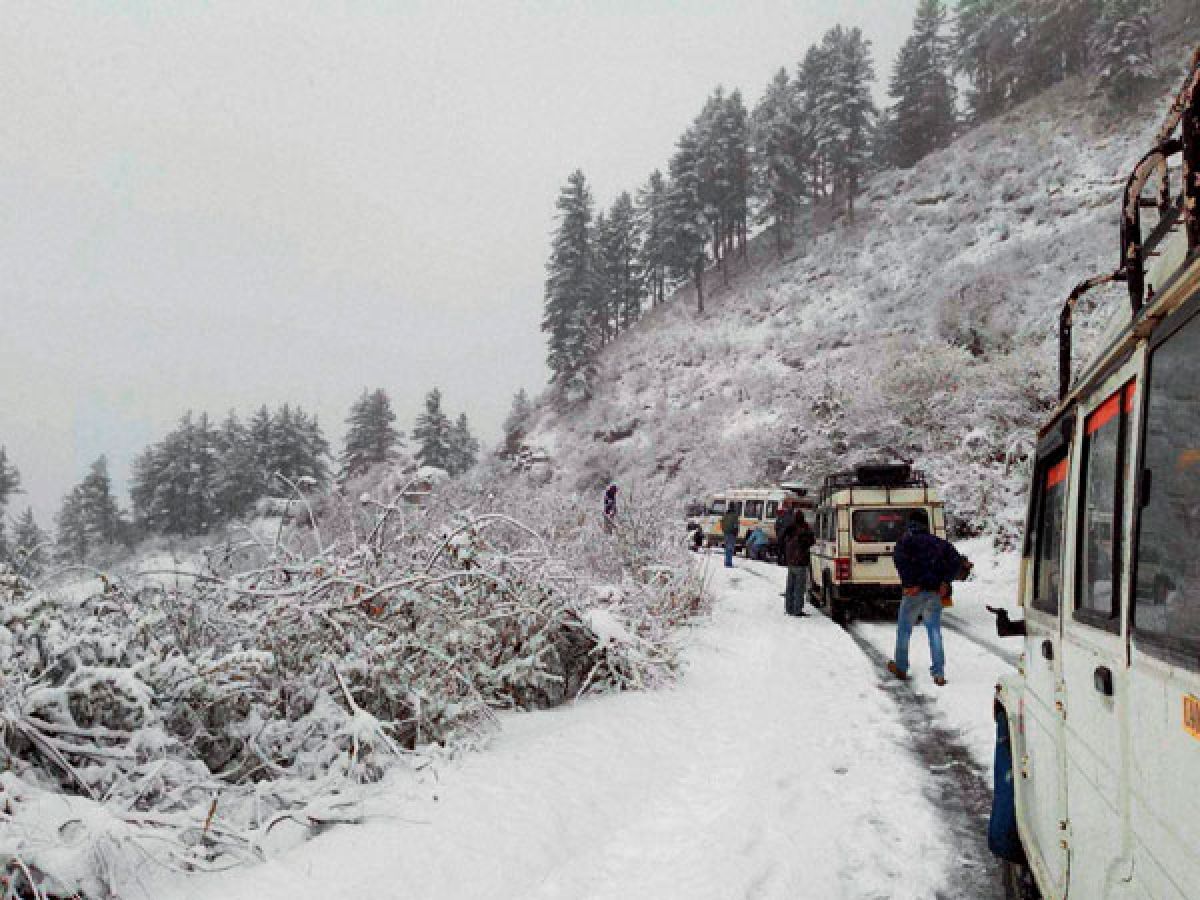 Snowfall in Uttarakhand adds to winter chill in UP Oneindia News