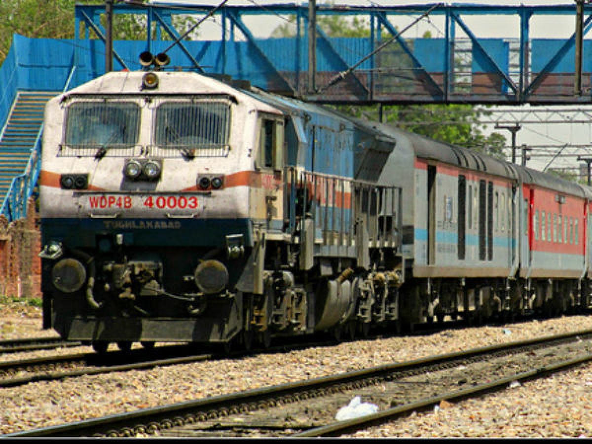 Good News Now You Can Download Movies While Travelling In Trains Oneindia News