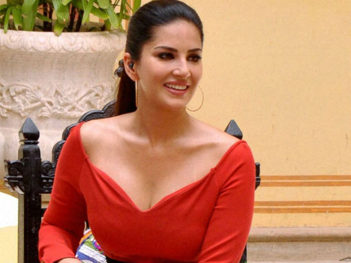 Viral video: Watch how Sunny Leone, Alok Nath give you a message on smoking  - Oneindia News