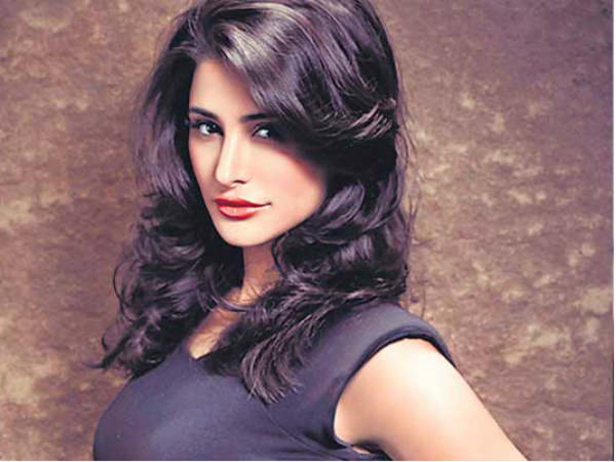 Actress Nargis Fakhri duped of Rs 6 lakh - Oneindia News