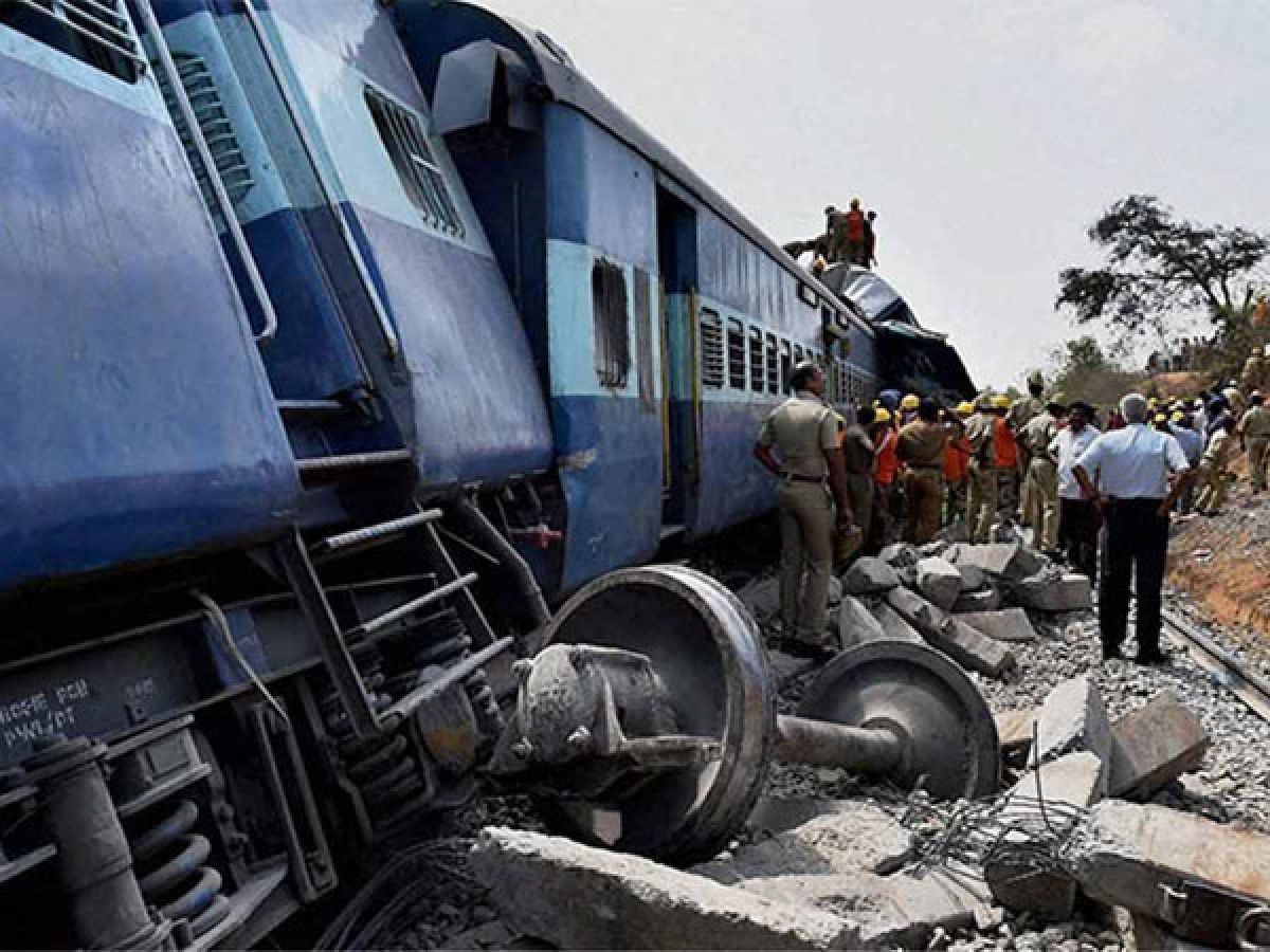 Nanded Tirupati Special Train Engine Derails Oneindia News