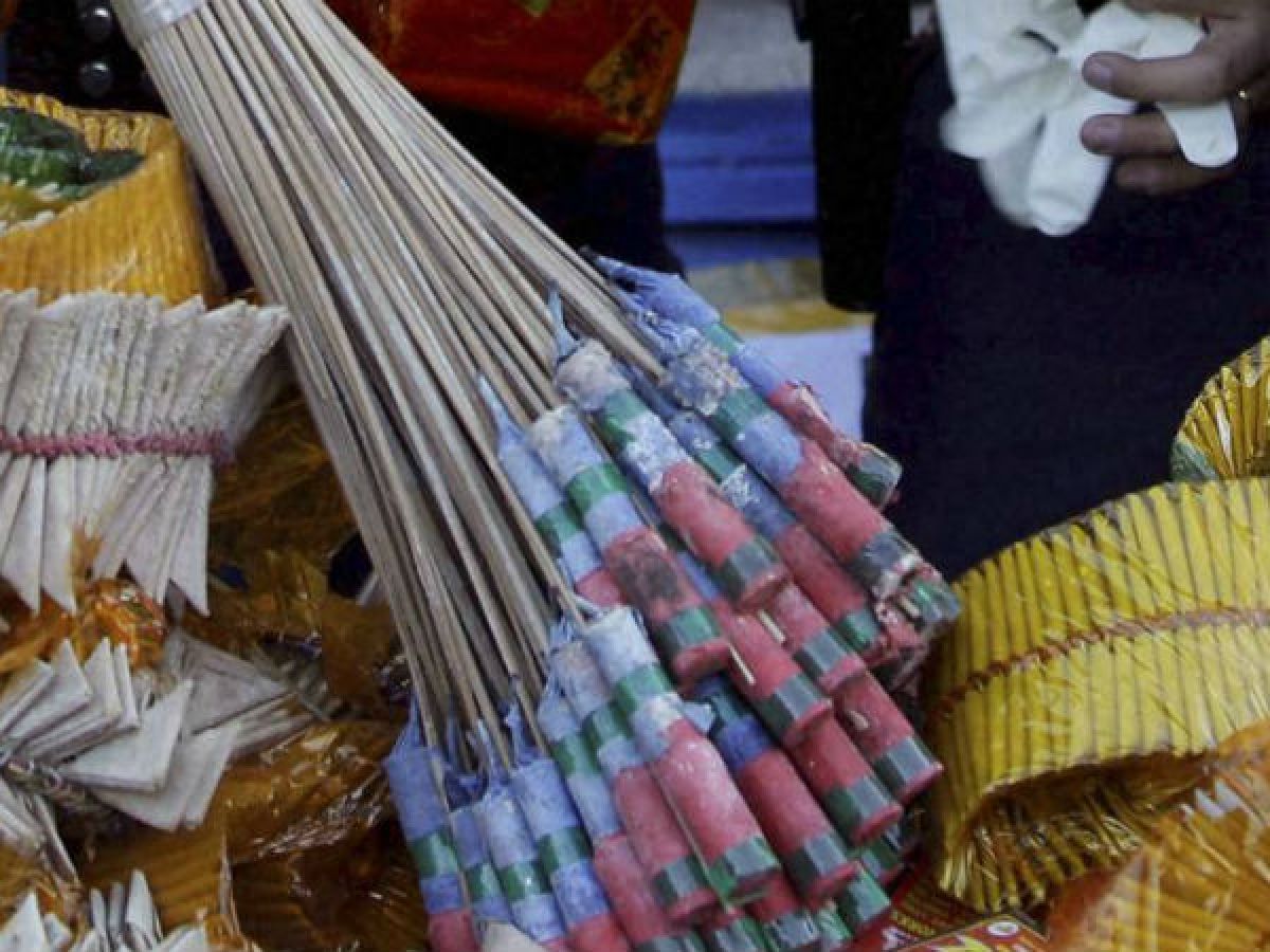 Tamil Nadu 700 booked for bursting crackers outside time slot