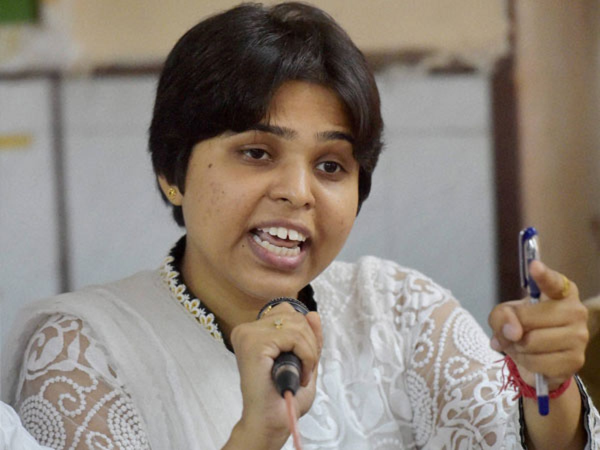 Trupti Desai to visit Sabarimala temple on November 17, seeks security -  Oneindia News