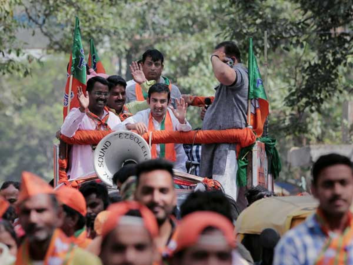 ‘Why would Gambhir distribute pamphlets in English?’ Oneindia News