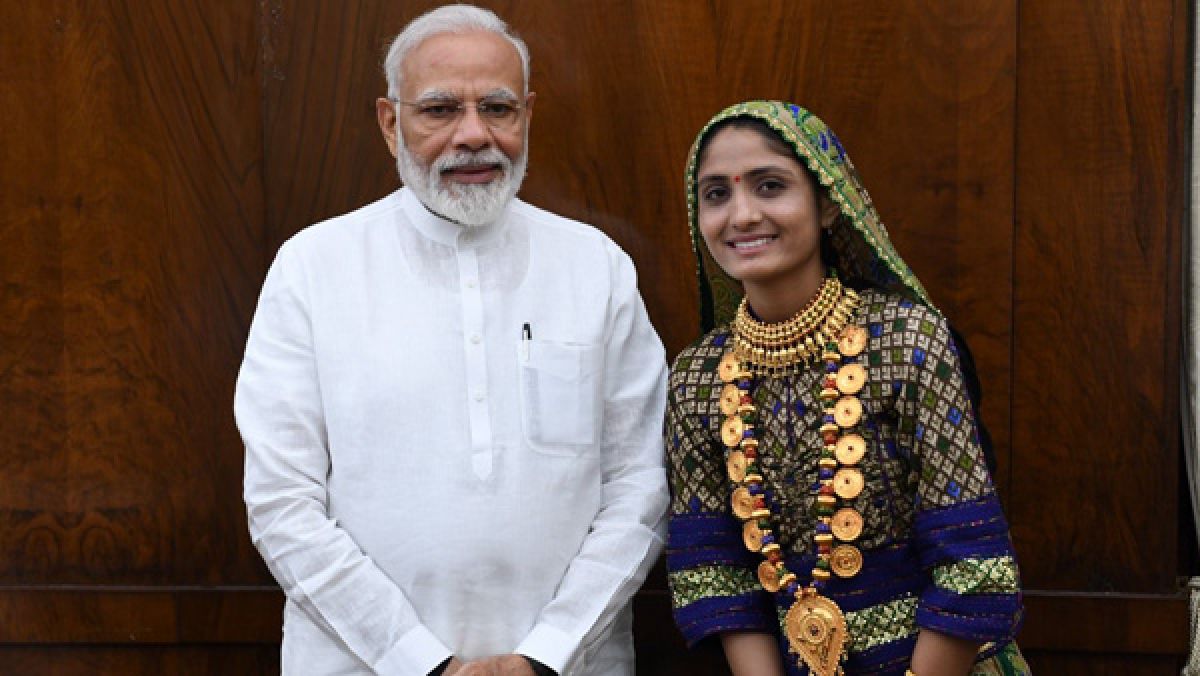 Gujarati Folk Singer Meets Modi Says Pm Gave Me Rs 250 Said Keep Practising Oneindia News gujarati folk singer meets modi says