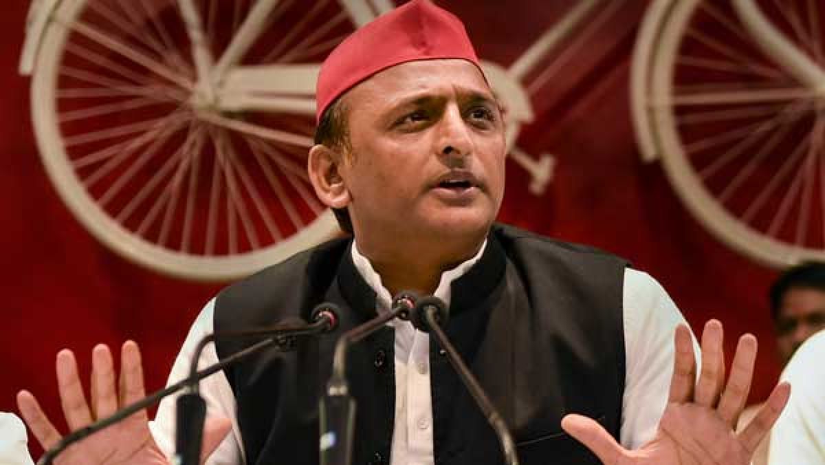 To Pm S Lal Topi Remark Akhilesh Yadav Has This Response Oneindia News