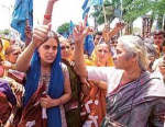 Medha Patkar protesting
