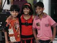 Rubina with other two Slumdog Millionaire's child actors 