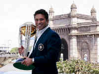 Sachin Tendulkar holding World Cup Sachin Tendulkar holding World Cup