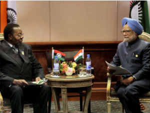 Prime Minister Manmohan Singh with Malawi President Bingu wa Mutharika during a bilateral meeting in Ethiopia 