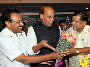 Sadananda Gowda with Jagadish Shettar