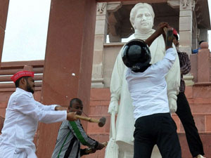 Mayawati statue