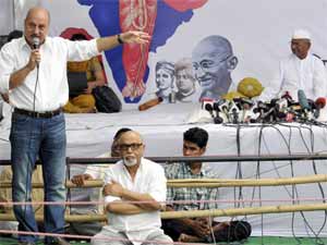 Anupam Kher with Team Anna