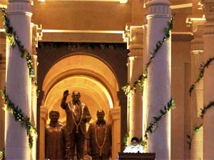 Mayawati statues