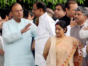 Aru8n Jaitley with other leaders