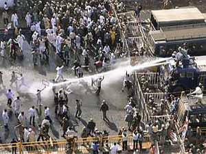 Congress supporters lathicharged