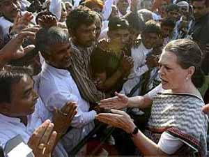 Sonia Gandhi with aam admi Sonia Gandhi with aam admi