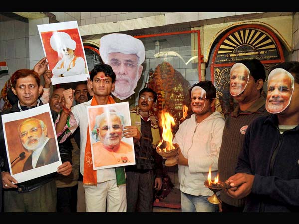 Modi's supporters pray for his victory in Patna