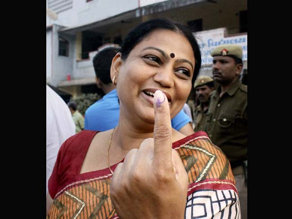 Shweta Bhatt shows her marked after casting vote