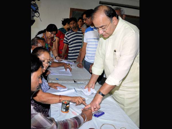Arun Jaitley gets his finger marked with indelible ink