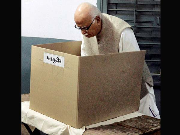 LK Advani casts his vote at a polling station