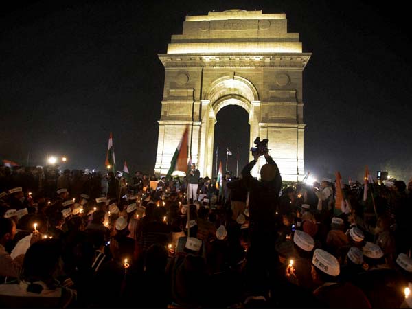 AAP activists light the candles at India Gate