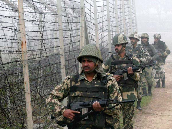 Soldiers patrol along Indo-Pak border