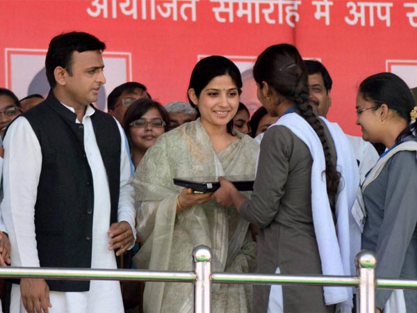 Akhilesh, wife give free laptop to young students