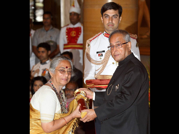 Pranab Mukherjee presents Padma Awards