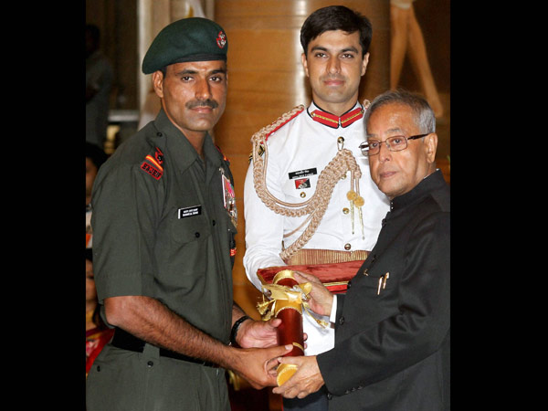 Pranab Mukherjee presents Padma Awards
