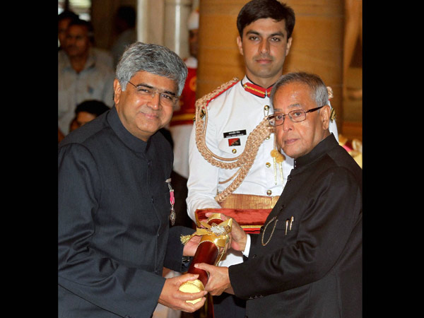 Pranab Mukherjee presents Padma Awards