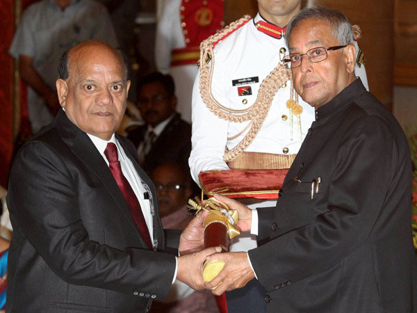 Pranab Mukherjee presents Padma Awards